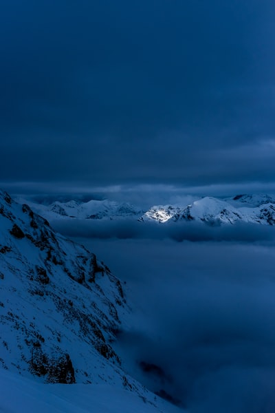 白雪皑皑的云山